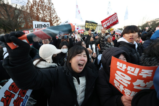 윤석열 대통령 탄핵소추안이 통과된 14일 서울 여의도 국회 앞에서 