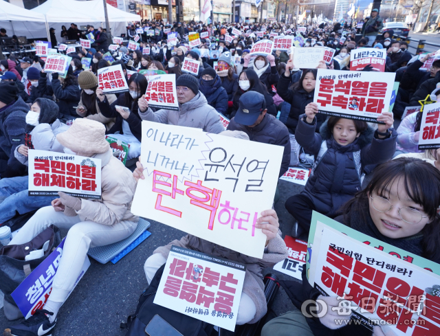 윤석열 대통령의 탄핵 소추안이 국회 본회의에서 통과된 14일 대구 중구 국채보상로를 가득 메운 시민들이 윤석열 대통령의 탄핵과 퇴진을 촉구하고 있다. 이날 투표 결과 재석 의원 300명 중 찬성 204표, 반대 85표, 기권 3표, 무효 8표로 소추안이 가결됐다. 안성완 기자 asw0727@imaeil.com