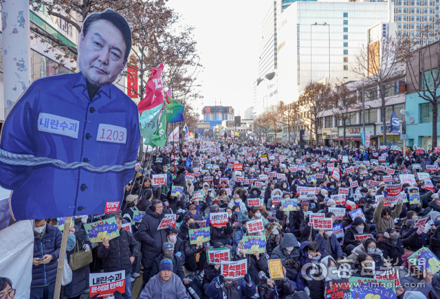 윤석열 대통령의 탄핵 소추안이 국회 본회의에서 통과된 14일 대구 중구 국채보상로를 가득 메운 시민들이 윤석열 대통령의 탄핵과 퇴진을 촉구하고 있다. 이날 투표 결과 재석 의원 300명 중 찬성 204표, 반대 85표, 기권 3표, 무효 8표로 소추안이 가결됐다. 안성완 기자 asw0727@imaeil.com