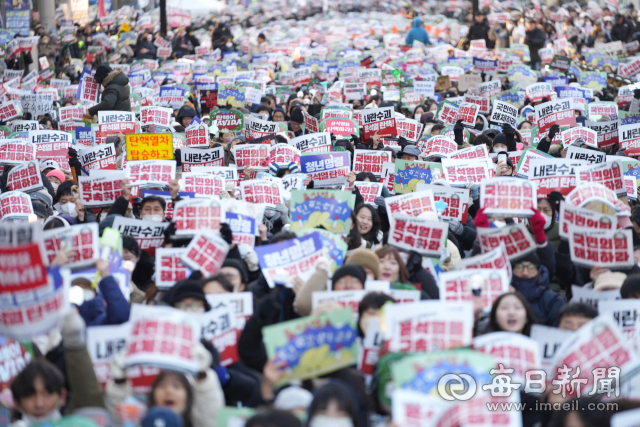 윤석열 대통령의 탄핵 소추안이 국회 본회의에서 통과된 14일 대구 중구 국채보상로를 가득 메운 시민들이 윤석열 대통령의 탄핵과 퇴진을 촉구하고 있다. 이날 투표 결과 재석 의원 300명 중 찬성 204표, 반대 85표, 기권 3표, 무효 8표로 소추안이 가결됐다. 안성완 기자 asw0727@imaeil.com