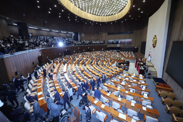 14일 오후 윤석열 대통령 탄핵소추안이 가결된 뒤 국민의힘 의원들이 국회 본회의장을 나오고 있다. 연합뉴스