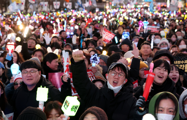 윤석열 대통령 탄핵소추안이 통과된 14일 서울 여의도 국회 앞에서 