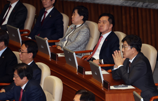 국민의힘 권성동 원내대표가 14일 국회에서 열린 본회의에서 윤석열 대통령 탄핵소추안 투표 결과를 기다리고 있다. 연합뉴스