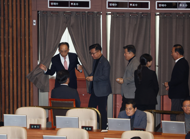 국민의힘 추경호 전 원내대표가 14일 오후 국회 본회의에 참석해 윤석열 대통령 탄핵소추안 표결 기표를 마치고 기표소에서 나오고 있다. 연합뉴스