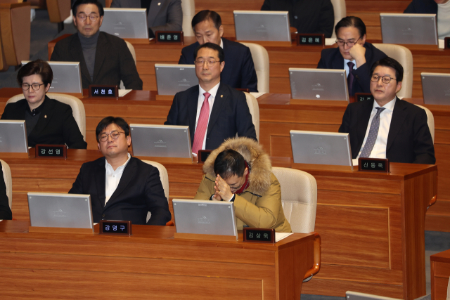 국민의힘 김상욱 의원 등이 14일 오후 국회 본회의에서 더불어민주당 박찬대 원내대표의 윤석열 대통령 탄핵소추안 제안설명을 듣고 있다. 연합뉴스