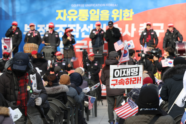 전국안보시민단체총연합회가 12일 서울 종로구 동화면세점 인근에서 탄핵 반대 이재명 구속 집회를 열고 있다. 연합뉴스