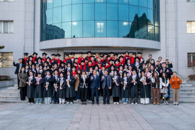 지난 12일 경운대 중국 졸업생과 프랑스 교환학생 등 75명이 작은 졸업식에서 기념 촬영을 하고 있다. 경운대 제공