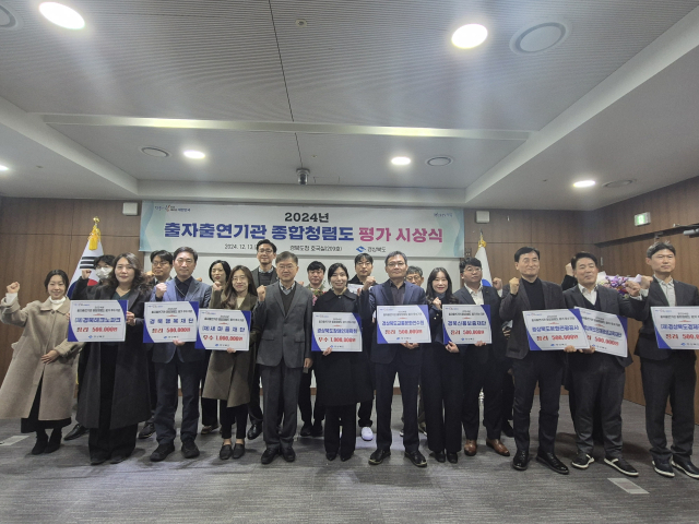 우수상 수상한 경북장애인체육회 직원들이 기념촬영을 하고 있다. 경북장애인체육회 제공