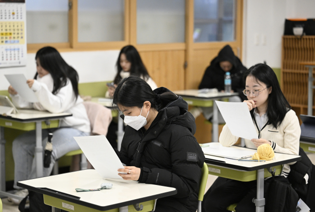 지난해 12월 6일 대구여자고등학교에서 3학년 학생들이 배부 받은 수능 성적표를 확인하고 있다. 매일신문 DB