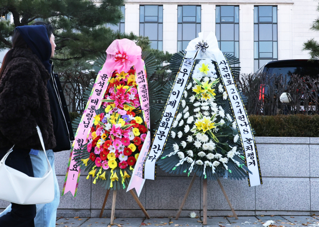 헌법재판소는 14일 윤석열 대통령에 대한 국회의 탄핵소추의결서를 접수하고 탄핵심판 절차를 시작했다. 15일 서울 종로구 헌법재판소 앞에 탄핵 찬반 화환이 놓여있다. 연합뉴스