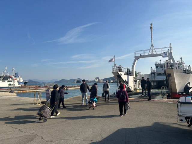 경남도 섬 주민들이 해상교통을 이용하고 있다. [사진=경남도]