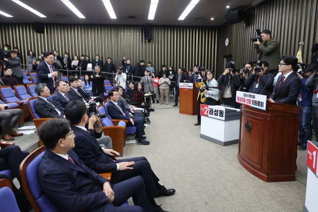 12일 오전 국회에서 열린 국민의힘 의원총회에서 의원들이 한동훈 대표에게 항의하고 있다. 왼쪽 아래는 국민의힘 원내대표 후보인 권성동 의원과 김태호 의원. 연합뉴스