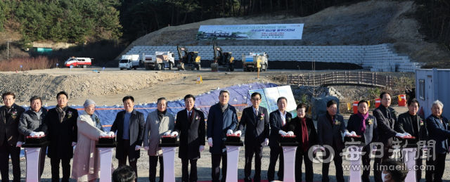 경상권역 임산물 물류터미널 착공식에서 내빈들이 축포 버튼을 누르고 있다. 포항시 제공