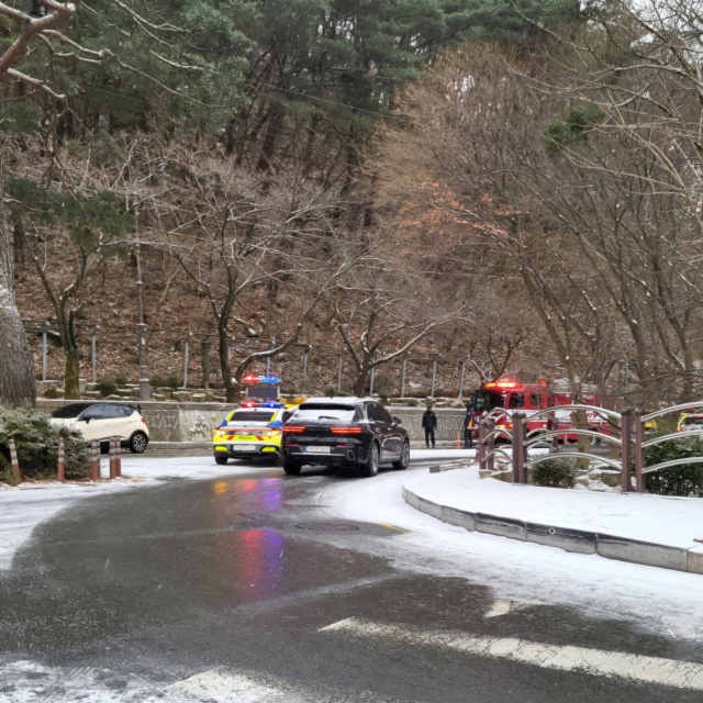 지난 15일 오전 팔공산순환도로가 밤사이 내린 강설 영향으로 빙판길이 된 모습. 독자 제공