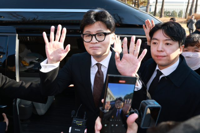 국민의힘 한동훈 대표가 16일 오전 서울 여의도 국회에서 당대표 사퇴 기자회견을 마치고 이동하던 중 지지자들에게 인사를 하고 있다. 연합뉴스