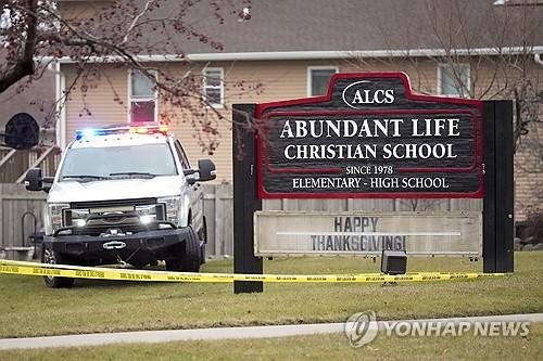 총격 사건 발생한 위스콘신주 학교의 경찰 차량 [매디슨[美위스콘신주] AP=연합뉴스