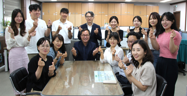 안동시가 경북 자치단체로는 처음으로 전담부서 신설을 통해 인구 정책 맞춤형 대응과 각종 인프라 구축에서 나서고 있다. 사진은 안동시 인구정책과 직원들. 안동인터넷뉴스제공