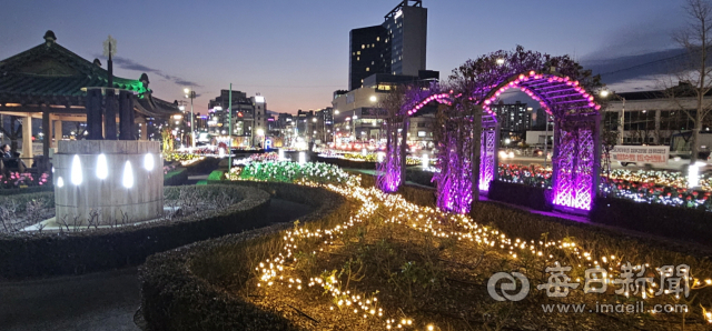 포항 영일대해수욕장 장미원에 LED로 만든 장미와 경관조명들이 겨울 바다를 화려하게 물들이고 있다. 포항시 제공