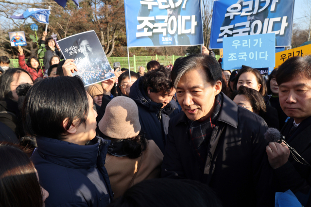 자녀 입시 비리와 청와대 감찰 무마 등 혐의로 기소돼 징역 2년 형이 확정된 조국혁신당 조국 전 대표가 16일 오전 경기도 의왕 서울구치소로 향하고 있다. 연합뉴스