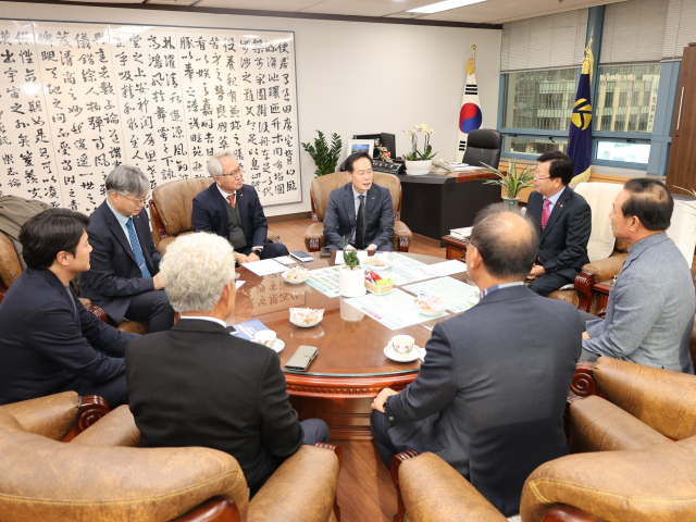 신창호 부산도시공사 사장(가운데)이 지난 13일 부산 전문건설회관에서 대한전문건설협회 부산시회와 간담회를 열고 있다. [사진=부산도시공사]