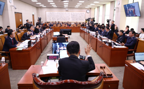 野, AI교과서 미 인정 초‧중등교육법 개정안 법사위 의결…방송법 개정안도 처리