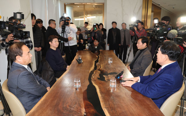 17일 오후 서울 마포구 마포나루호텔에서 강신욱 단국대 명예교수(왼쪽부터), 유승민 전 대한탁구협회장, 박창범 전 대한우슈협회장, 안상수 전 인천시장이 대한체육회장 후보 단일화를 위한 긴급 회동을 하기 앞서 발언하고 있다. 연합뉴스