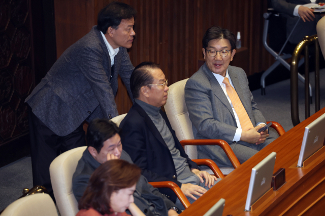 국민의힘 권성동 신임 원내대표가 13일 오후 국회에서 열린 본회의에 참석해 권영세 의원 등과 대화하고 있다. 연합뉴스