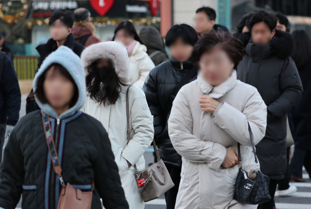 서울 기온이 영하 6.2도까지 떨어지며 강추위가 찾아온 18일 서울 종로구 세종로 네거리에서 두꺼운 옷차림을 한 시민들이 발길을 서두르고 있다. 연합뉴스