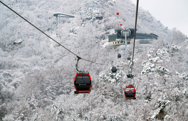 눈꽃으로 덮인 삼악산호수케이블카. 삼악산호수케이블카는 문화체육관광부와 한국관광공사가 선정한 