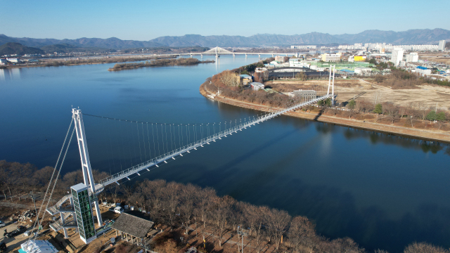 춘천 공지천에 설치된 의암호 전망 출렁다리 