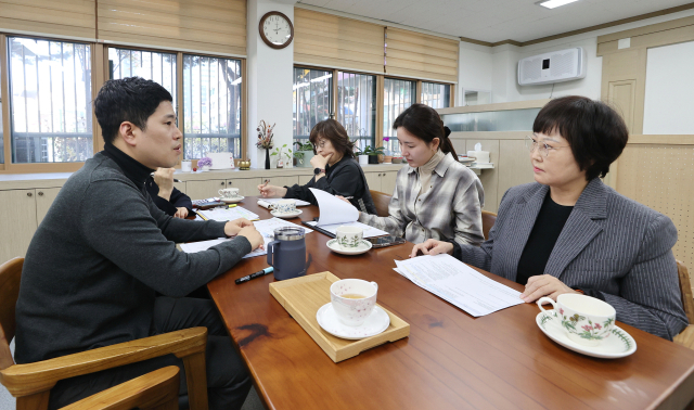 지난달 22일 서울 송파구 남천초등학교에서 장영희 교장 등 교직원들이 