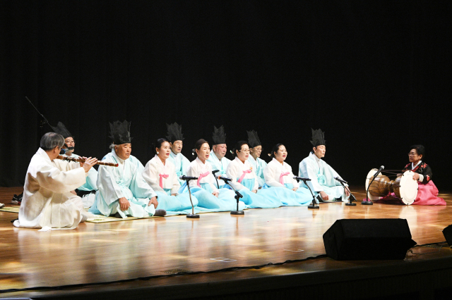 대구 군위군은 삼국유사교육문화회관에서 예술동아리 종합발표회를 열었다. 군위군 제공