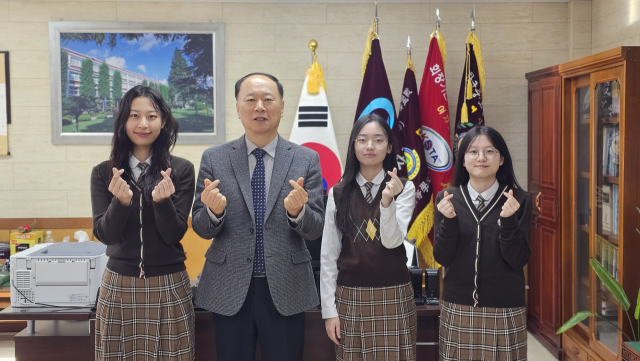 상주 우석여고 서울대 학격생들이 장승철 교장과 기념촬영을 하고 있다. 사진좌로부터 한다인 정지민 김채린 양. 상주우석여고 제공