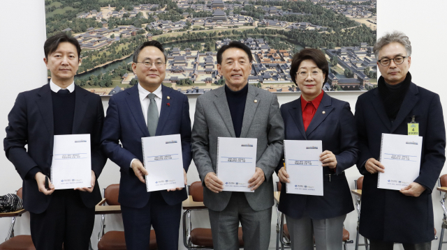 참석자들이 기념촬영을 하고 있는 모습. 왼쪽 두 번째부터 고기동 행정안전부 장관 직무대행, 김석기 국회 외교통일위원장, 이달희 국민의힘 의원. 이달희 의원실 제공