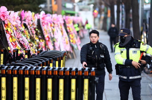 12·3 비상계엄 관련 대통령 탄핵 심판을 앞둔 헌법재판소의 모습. 18일 오전 윤석열 대통령 탄핵을 반대하는 화환이 줄지어 서있다. 연합뉴스