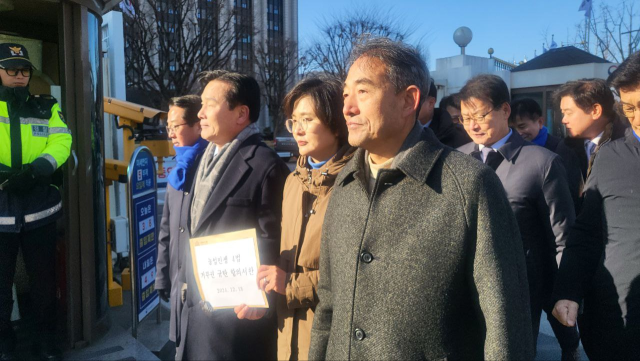 국회 농림축산식품해양수산위원회 소속 민주당 의원들이 정부서울종합청사 국무총리실을 찾아 농업4법 거부권 행사 항의 서한을 전달했다. 임미애 의원실 제공.