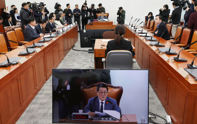 18일 오전 국회에서 더불어민주당 등 야당 주도로 헌법재판관 인사청문특별위원회가 교체된 박지원 위원장의 주재로 열리고 있다. 국민의힘은 국회 몫 헌법재판관 3명을 한덕수 대통령 권한대행 국무총리가 임명할 수 없다며 당초 특위 위원장을 맡기로 돼 있던 정점식 의원을 비롯해 회의에 불참했다. 연합뉴스