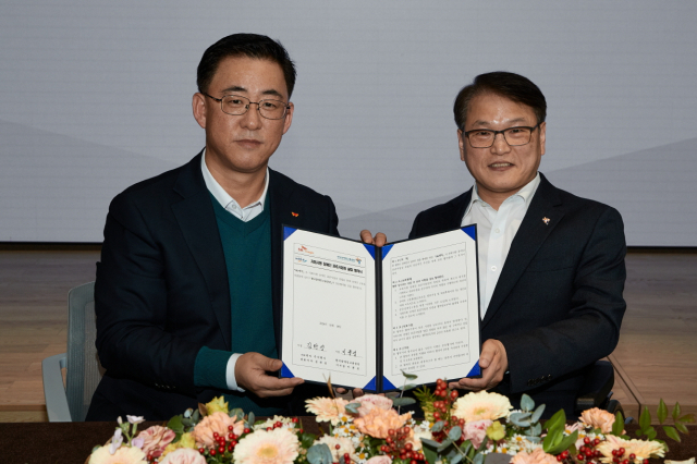 좌로부터 김완성 SK매직 대표, 한국장애인고용공단 이종성 이사장 (사진= SK매직 제공)