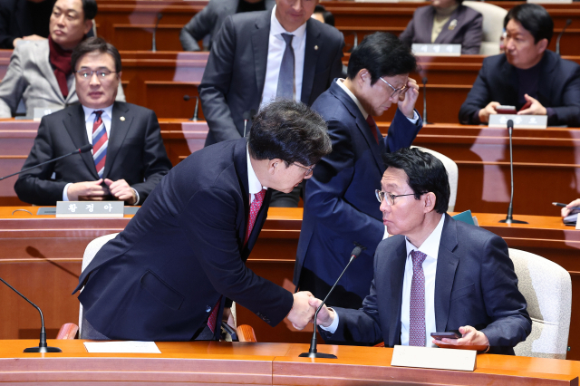 국민의힘 권성동 원내대표가 16일 국회에서 열린 의원총회에 참석해 김상훈 정책위의장과 악수를 나누고 있다. 연합뉴스