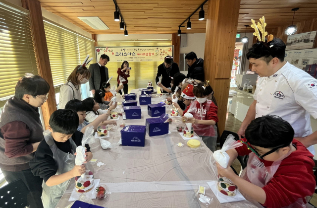 희망나무돌봄센터 아이들이 오성호 오빵 대표의 지도를 받으며 나만의 케이크를 만들고 있다. 영주시 제공