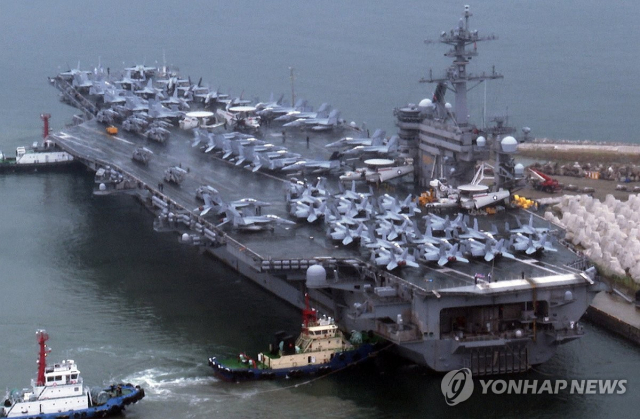 지난 22일 부산 해군작전기지에 미국 항공모함 시어도어 루즈벨트함이 입항해 모습을 드러내고 있다. 루즈벨트함은 한국·미국·일본의 첫 다영역 군사훈련 