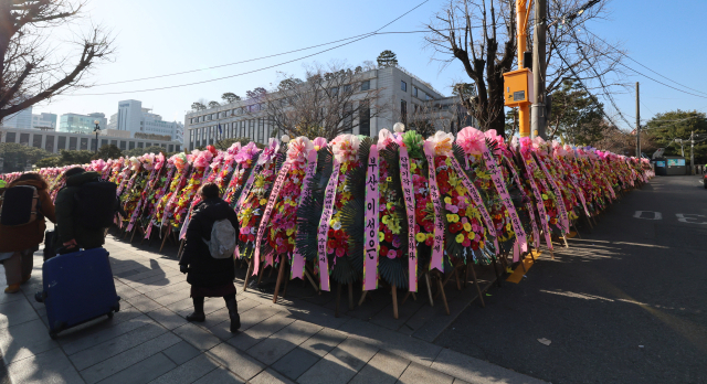 19일 오전 서울 종로구 헌법재판소 앞에 탄핵 반대 화환이 줄지어 놓여 있다. 헌법재판소는 이날 윤석열 대통령 탄핵심판 사건이 접수된 이후 처음으로 재판관 평의를 연다. 연합뉴스