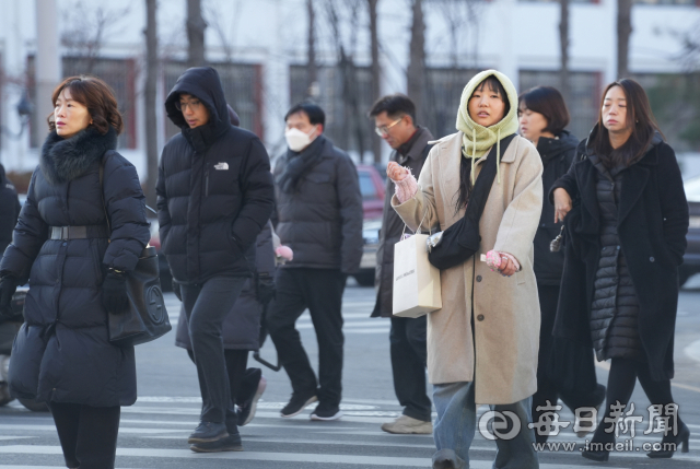 대구 아침최저기온이 -5.2℃를 기록하면서 추운 날씨를 보인 지난 19일 대구 도심에서 시민들이 두터운 옷차림으로 출근길에 나서고 있다. 대구 기상청은 당분간 추위가 이어질 것으로 내다봤다. 매일신문 DB