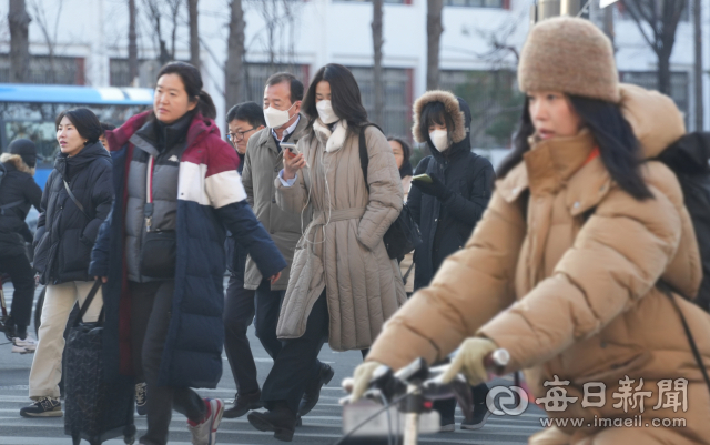 대구 아침 최저 기온이 -5.2℃까지 떨어진 지난달 19일 대구 도심에서 시민들이 두터운 옷차림으로 출근길에 나서고 있다. 매일신문 DB