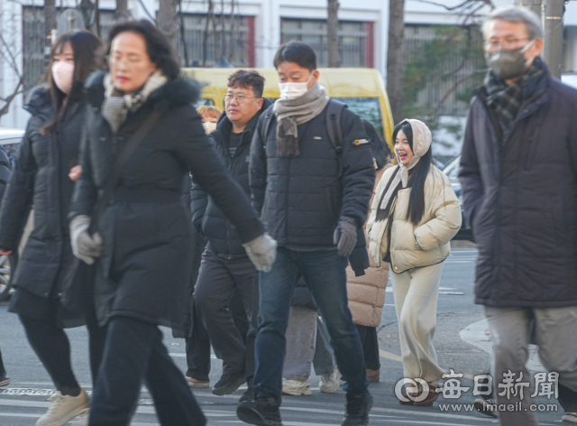 대구 아침최저기온이 -5.2℃를 기록하면서 추운 날씨를 보인 지난 19일 대구 도심에서 시민들이 두터운 옷차림으로 출근길에 나서고 있다. 대구 기상청은 당분간 추위가 이어질 것으로 내다봤다. 매일신문 DB