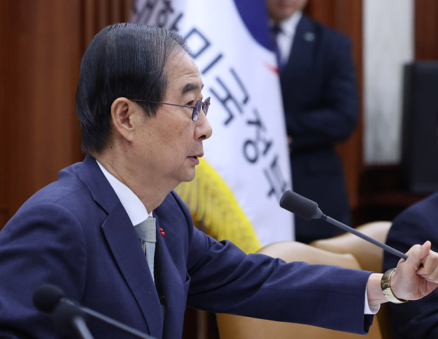 한덕수 대통령 권한대행 국무총리가 19일 정부서울청사에서 열린 국정현안관계장관회의에 입장하고 있다. 연합뉴스