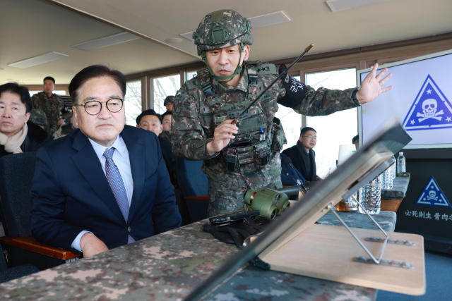 우원식 국회의장이 18일 강원 철원군 육군 제3보병사단에서 정재열 3사단장에게 북측 지형에 대한 설명을 듣고 있다. 연합뉴스