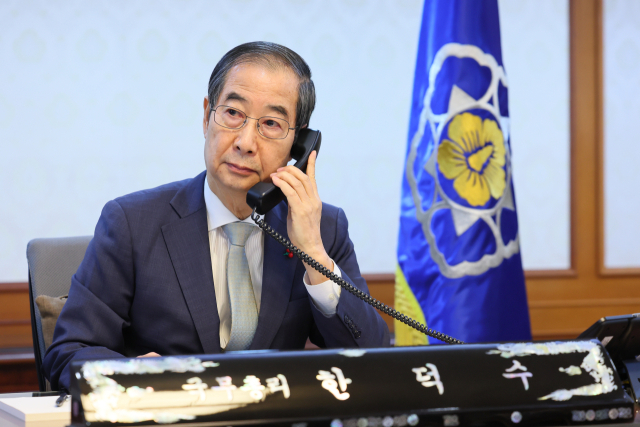 한덕수 대통령 권한대행 국무총리가 19일 정부서울청사에서 이시바 시게루 일본 총리와 전화 통화를 하고 있다. 연합뉴스