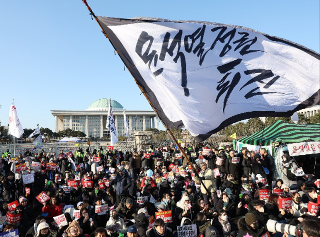 14일 서울 영등포구 여의도 국회 앞에서 윤석열 대통령 탄핵 촉구 집회가 열리고 있다. 연합뉴스