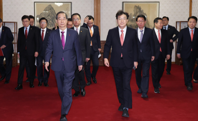 한덕수 대통령 권한대행 국무총리와 국민의힘 권성동 대표 권한대행 겸 원내대표가 20일 서울 종로구 삼청동 총리공관에서 기념촬영 후 고위당정협의회 장소로 이동하고 있다. 연합뉴스